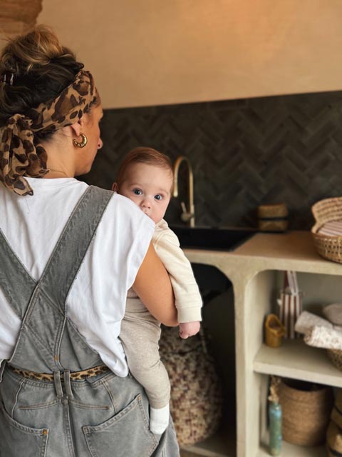 Soins et prestations bien être de bébé, Gestes d'urgence pédiatriques à Villefranche sur Saône et massages, bain, portage…