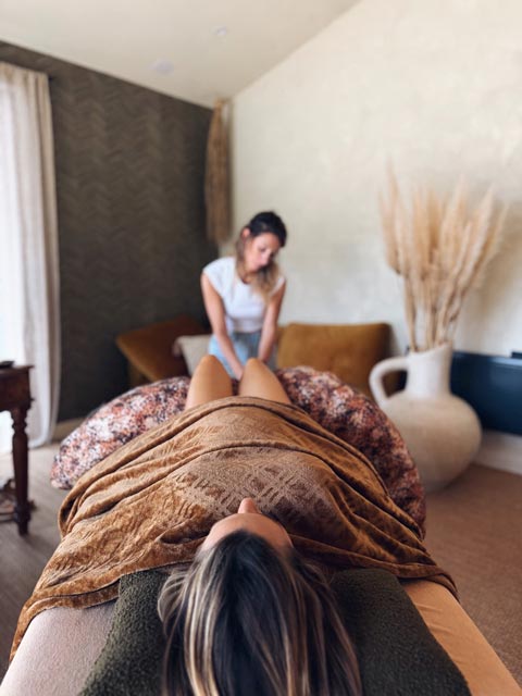 Accompagnante à la parentalité. Soins et prestations bien être de bébé. Massage prénatal à Villefranche sur Saône et massages, bain, portage, réflexologie émotionnelle et allaitement de bébé